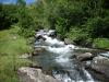 au milieu coule une riviere