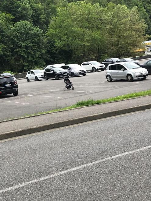 20240608085927poussetteoublieesurunparkingdelourdes25.05.241.jpg
